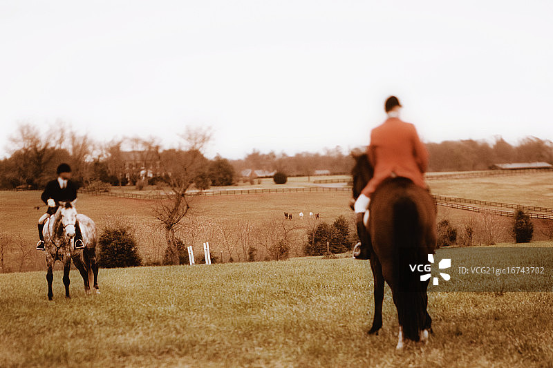 牧场上的两名骑手图片素材
