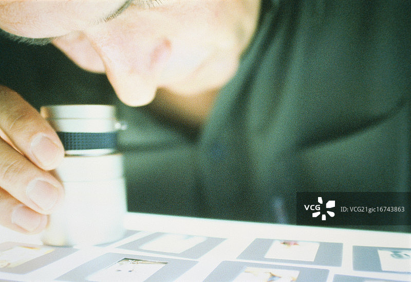 男子正在看照片图片素材