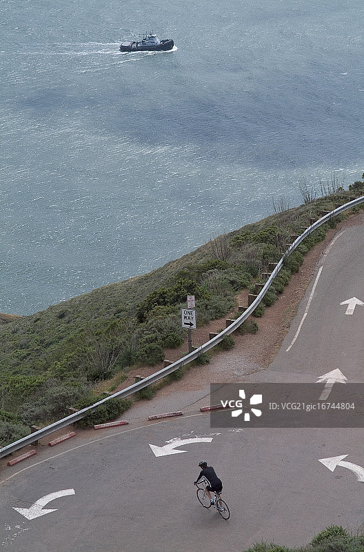 在海岸的骑自行车的人图片素材