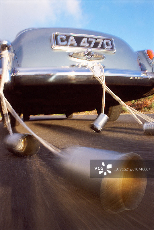 婚礼上汽车后部的罐子图片素材