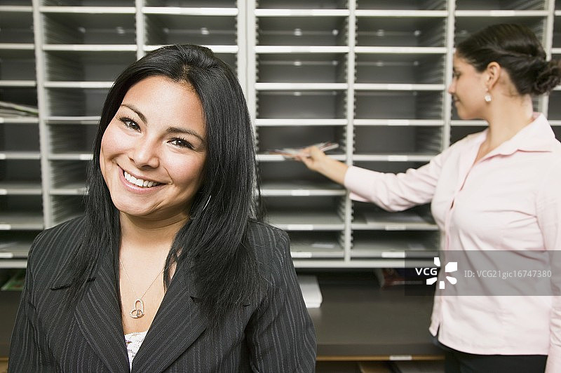 在邮件收发室工作的女商人图片素材