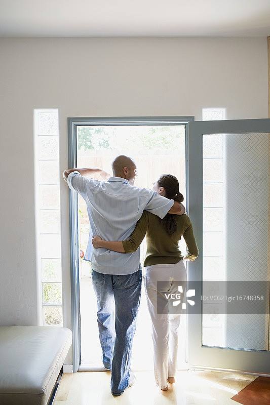 站在家门口的情侣图片素材