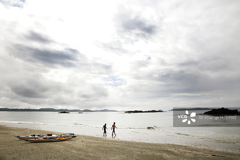 在海滩上的两名游客图片素材