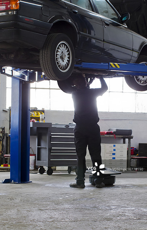 修理工在车库里修理汽车图片素材