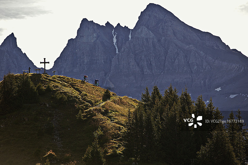 两名骑自行车的人沿着小路骑行图片素材