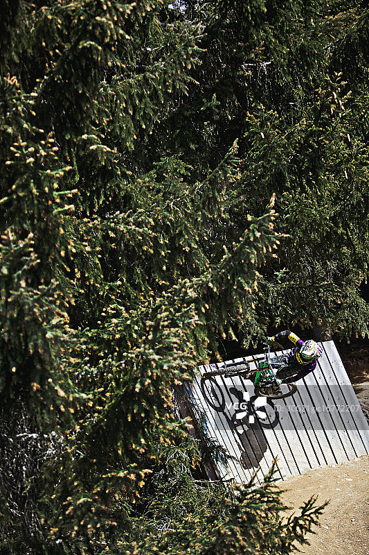 骑自行车的人在木墙上骑行图片素材