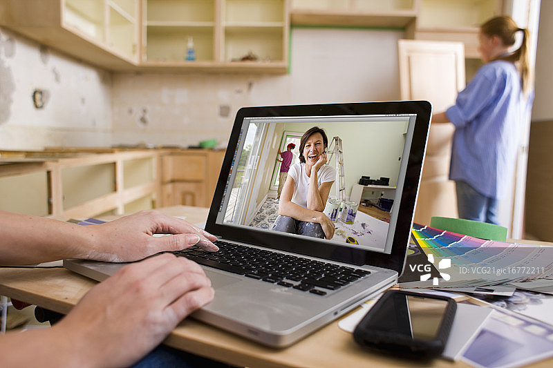 女人在装修厨房时进行视频会议图片素材