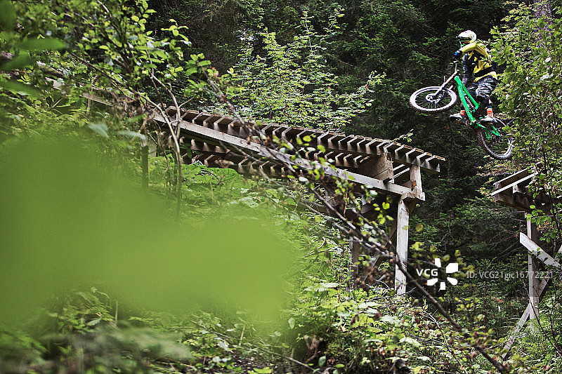 骑行者跳过一个缺口图片素材