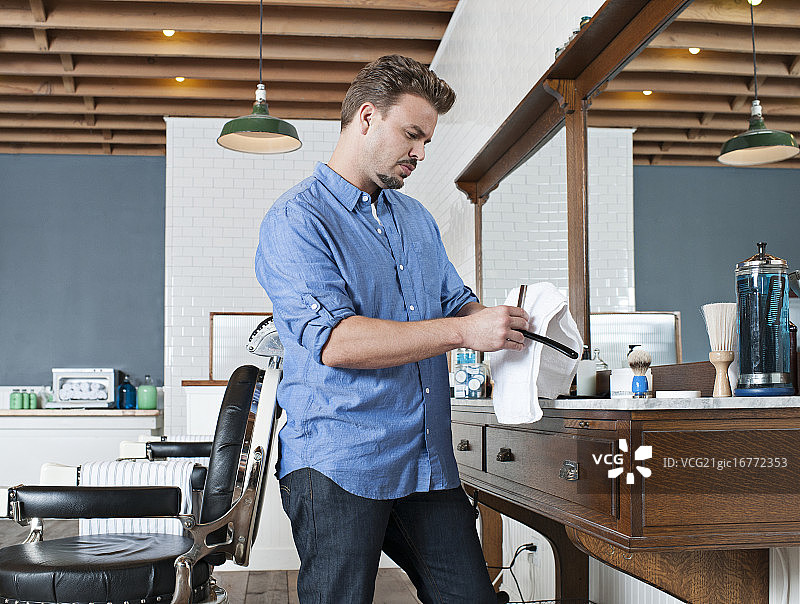 理发师为顾客准备剃须刀图片素材