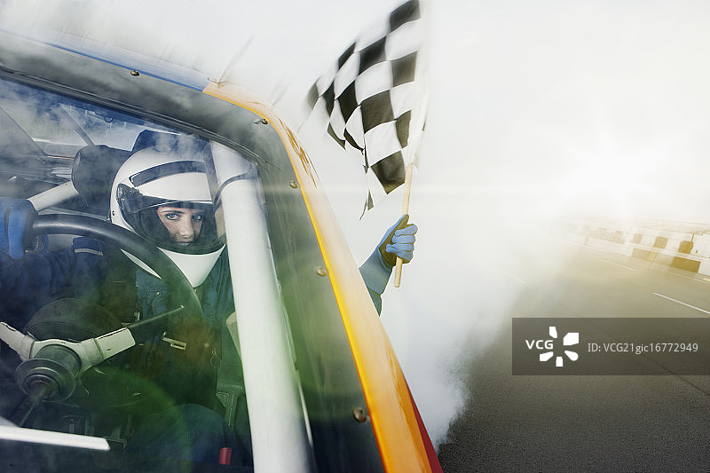 赛车手挥舞着方格旗图片素材