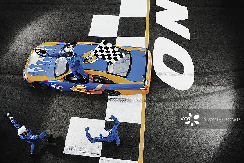 车队赢得赛车比赛俯视图图片素材