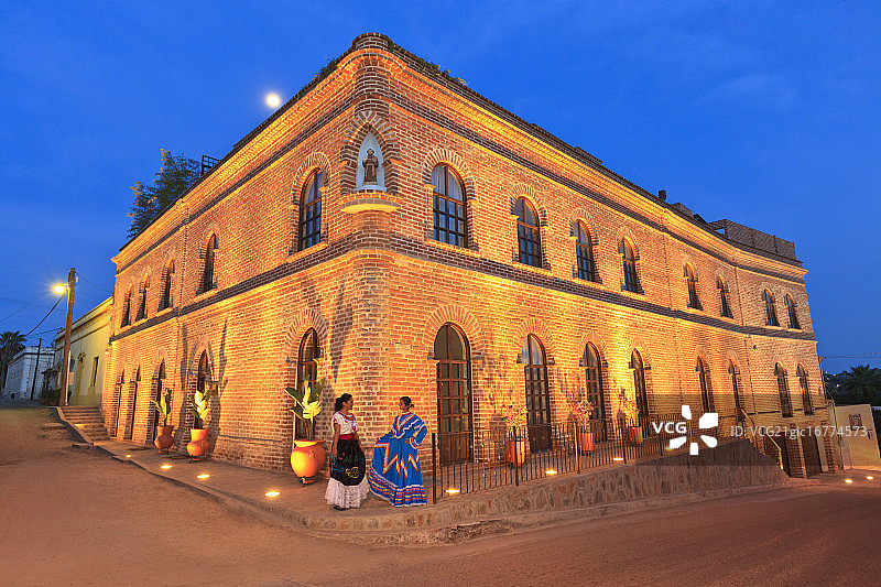 穿着传统民俗服装的西班牙裔妇女，位于墨西哥下加利福尼亚州图片素材