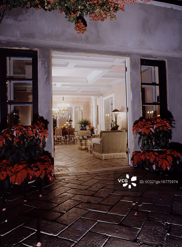 带法式门的庭院图片素材