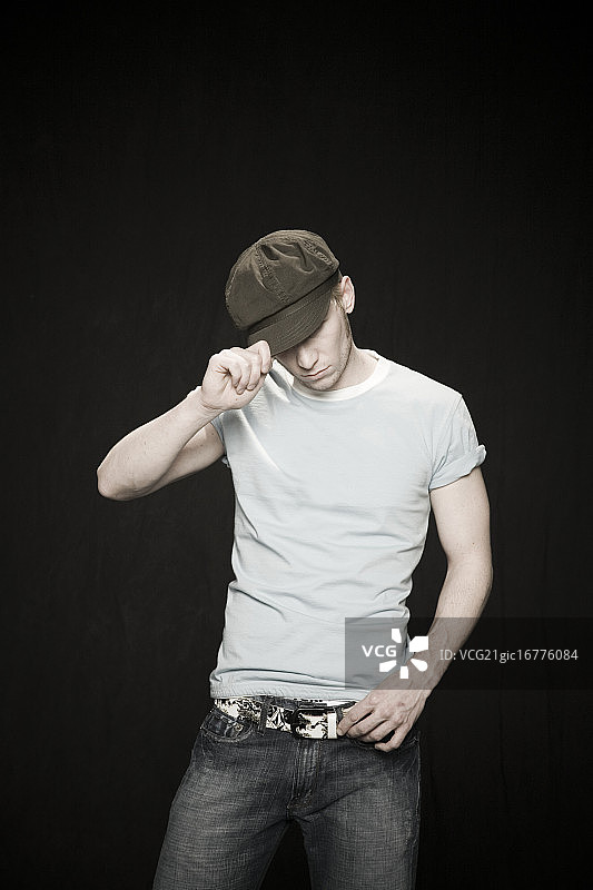 戴帽子的时尚年轻人图片素材