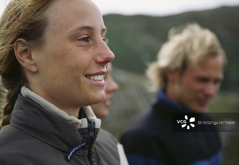 年轻女子微笑着图片素材