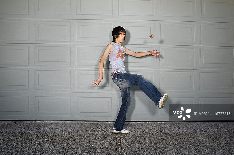 玩毽子的青少年男孩图片素材