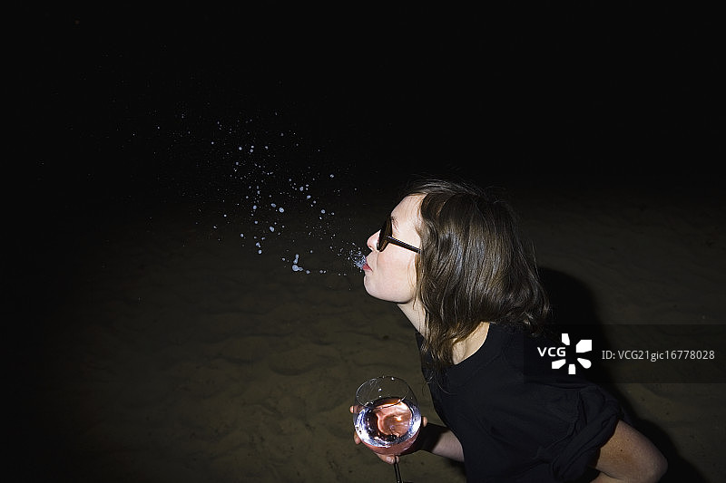 女人吐出液体图片素材