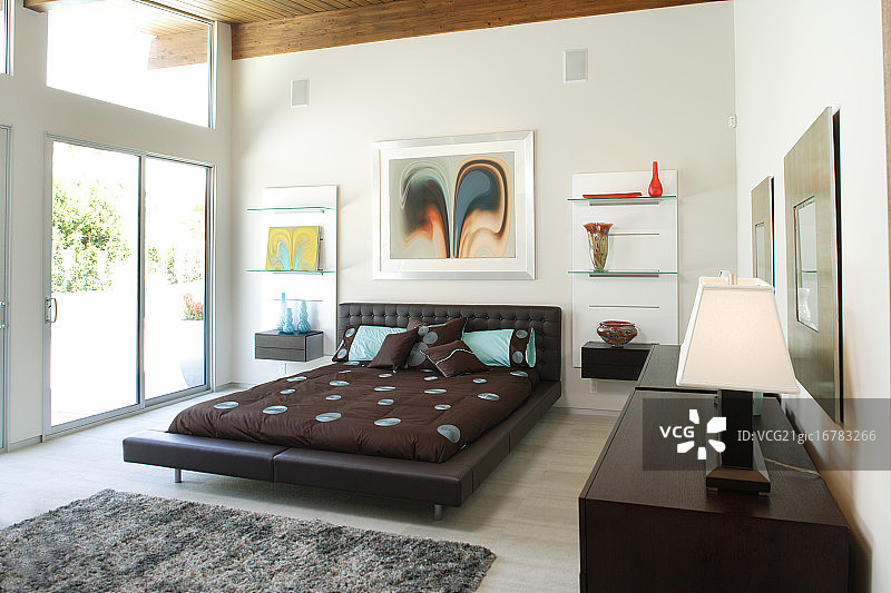 平台床上的棕蓝色床上用品图片素材