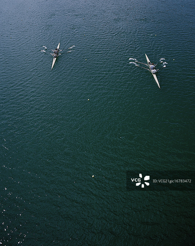 两支队伍在划船比赛中竞争图片素材