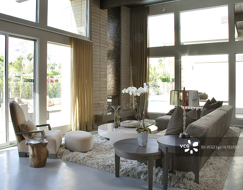 带大窗户和推拉门的客厅图片素材