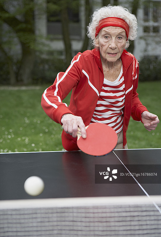 老年妇女正在打乒乓球图片素材