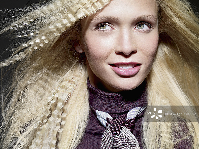 一头卷发的年轻金发女子图片素材