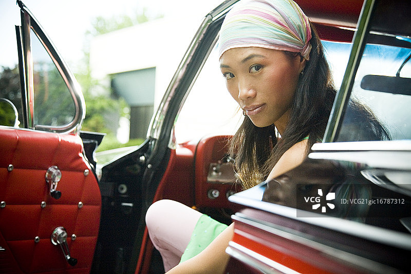 车里的时尚女人图片素材