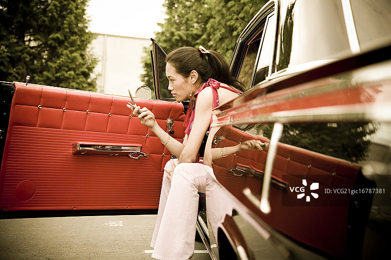 使用手机的时尚女人图片素材