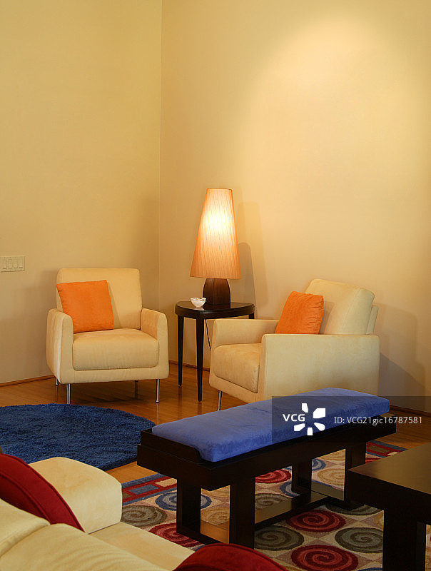 客厅角落里的扶手椅图片素材