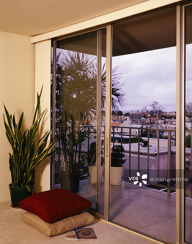 当代滑动式庭院门中反射的天空图片素材