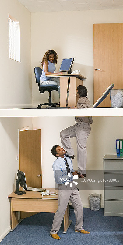 商人帮助同事进入办公室图片素材