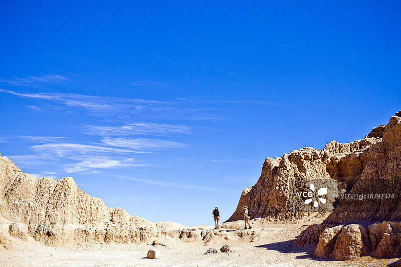 中年夫妇在南达科他州恶地国家公园徒步旅行图片素材