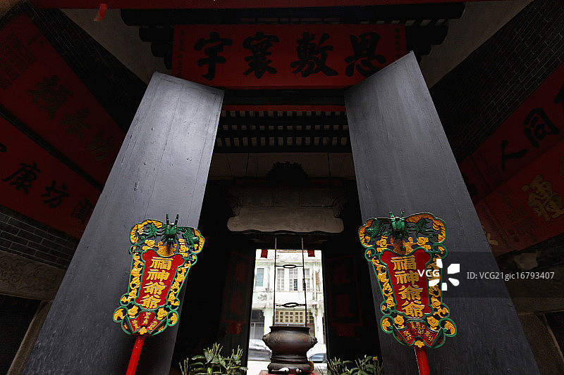 澳门福德祠外的中国门神牌匾图片素材