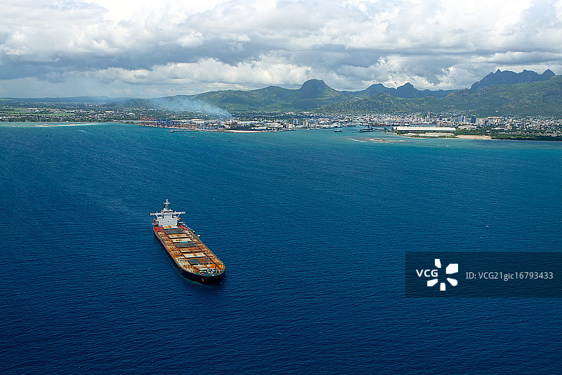 离开路易港的油轮图片素材