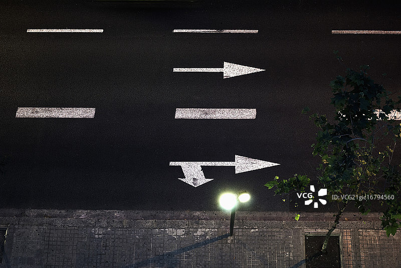 街道和人行道上的箭头图片素材