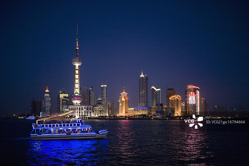 游船经过浦东图片素材