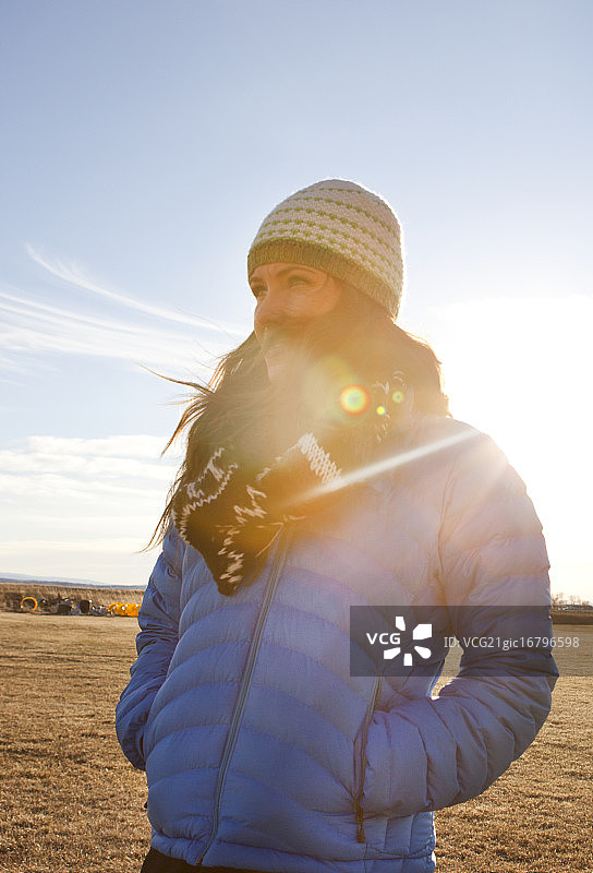 阳光背光下的女人，美国蒙大拿州比林斯图片素材