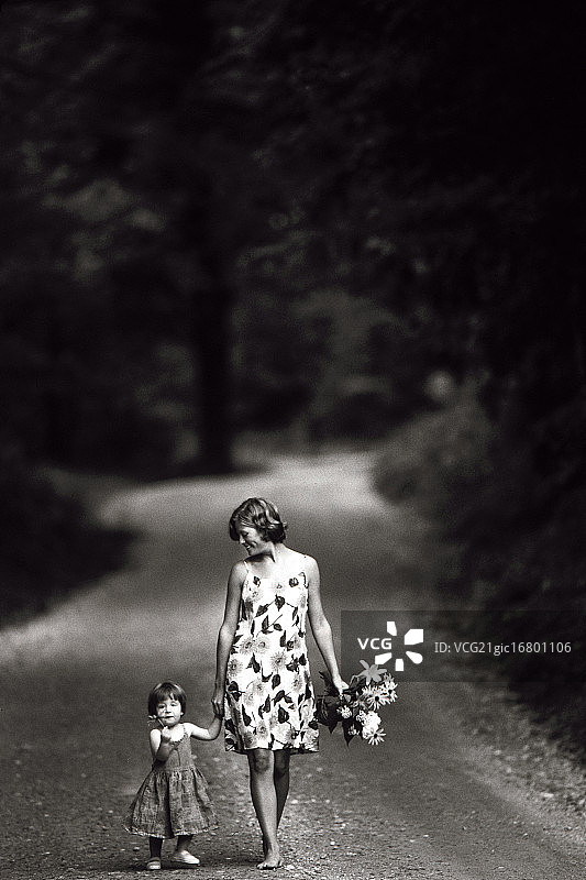 母女手牵手图片素材