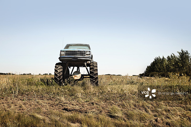 田野里的怪物卡车图片素材