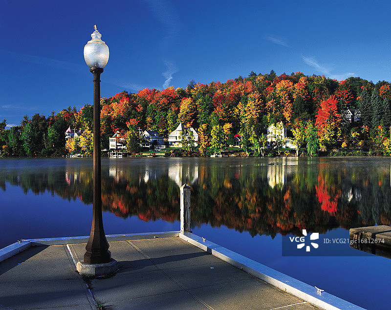 纽约州的湖畔住宅图片素材