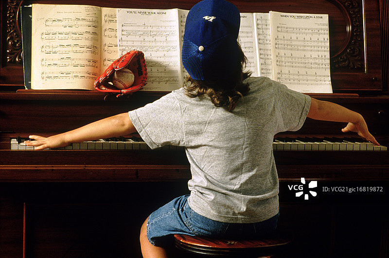 儿童钢琴家图片素材