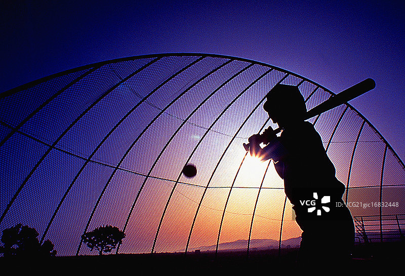 年轻击球手挥棒击球图片素材