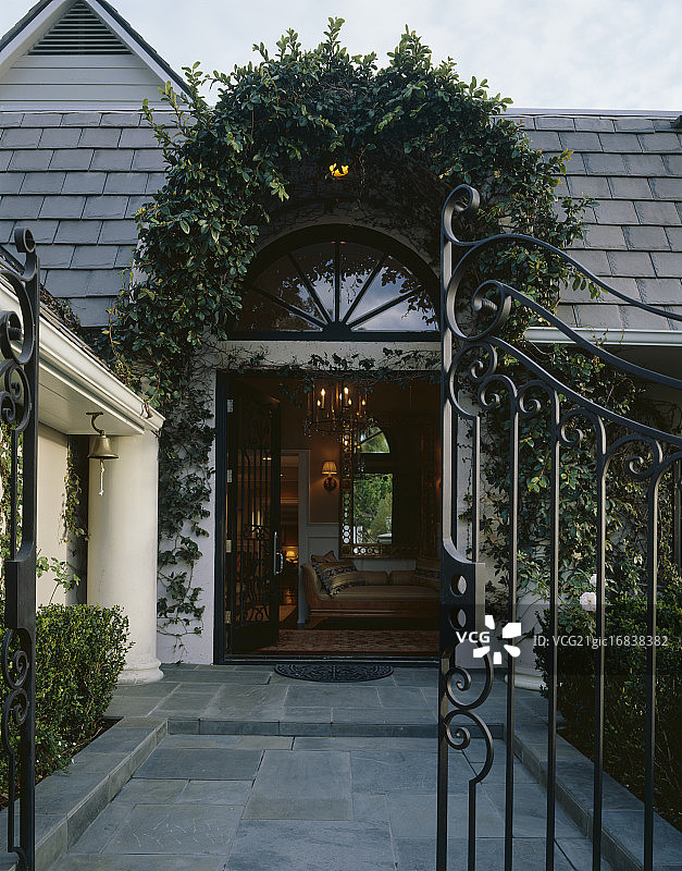 通往葡萄藤覆盖入口的石板路图片素材