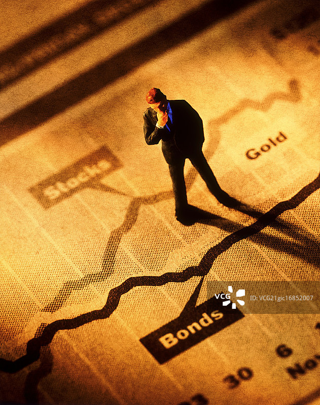 站在股票图表上的商人图片素材