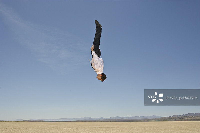 倒立在半空中的商人图片素材