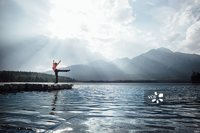 在金字塔湖做阿拉贝斯克的年轻女人图片素材
