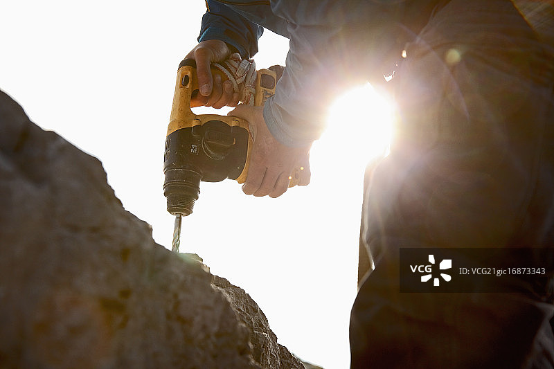 攀岩者钻孔安装安全挂钩图片素材