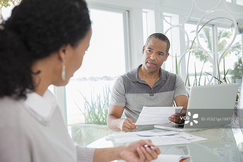 在家理财的夫妇图片素材