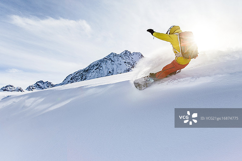 滑雪者在厚厚的雪地上滑行图片素材