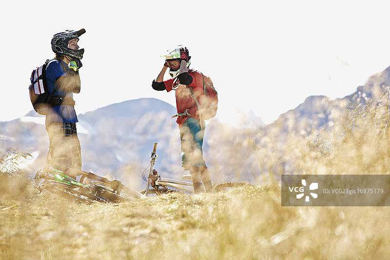 正在休息的两名骑行者图片素材